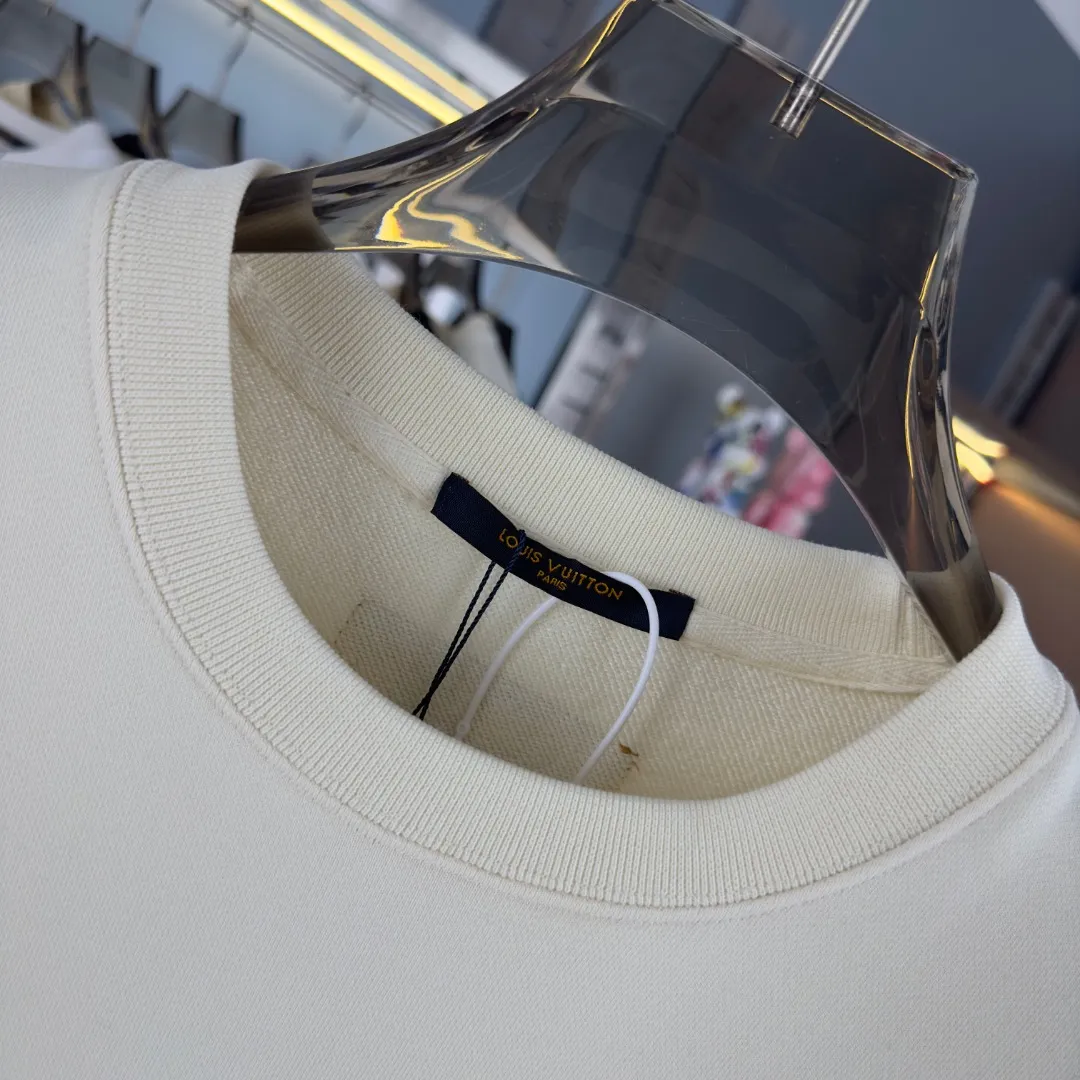 🅿️250 hot style on the shelves🔥❗ 💫〖Louis Vuitton LV〗 Fashionable round neck sweatshirt, casually matched with various styles, it is perfectly handsome😎The whole dress is made of double waistcoats, which makes the whole dress more three-dimensional. Not ordinary factories can do such fine work. The 2025 spring style counters are on sale, exquisite round neck terry sweatshirt, high-end double-strand pure cotton Customized drawstring ribs are dyed in the same vat and are complete with three standards. The chest craftsmanship adopts a simple and elegant pattern on the chest, which is easy to control for any age group! Fit and comfortable! Customized thickened 440g terry sweatshirt fabric, soft and comfortable to the touch, with a three-dimensional shape! 🙌🏻 It’s also very breathable, so it’s a versatile style that can be worn with any outfit! ✔Color: Black White Apricot Size: S M L XL 2XL